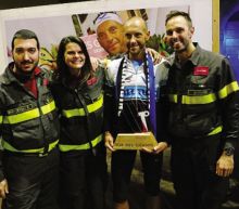 Bosatelli con il trofeo, insieme ad alcuni colleghi vigili del fuoco