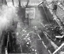 Fumo e travi incenerite sono il triste bilancio del rogo scoppiato l’altra notte negli appartamenti in vicolo Santa Croce, nel centro storico di Gandino. L’incendio ha intaccato sei appartamenti, di cui tre sono stati dichiarati inagibili per i danni subiti.