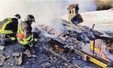 I vigili del fuoco in azione sul luogo dell’incendio