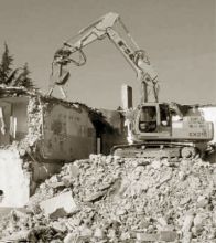 Le ruspe che nei giorni scorsi hanno demolito le parti da ricostruire.